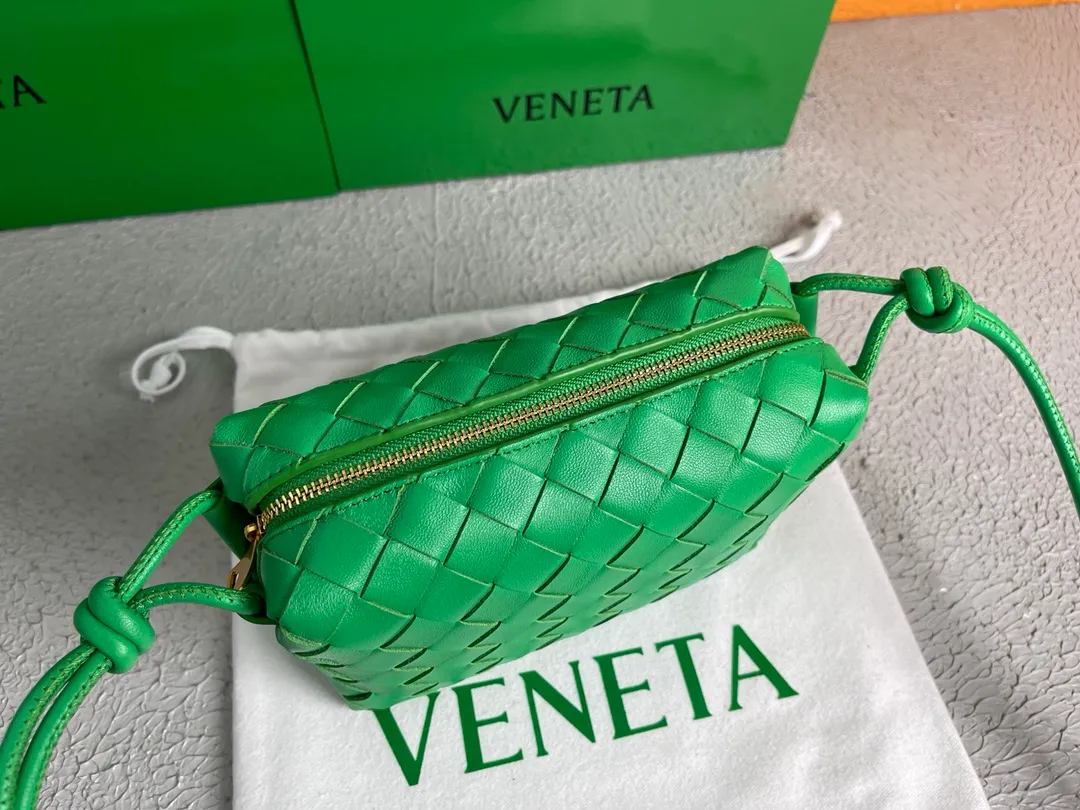 Batch 1120 BOTTEGA VENETA/Bottega 2021 new women's POUCH crossbody bag clutch, lntfecciato woven leather crossbody mini handbag, single internal open pocket, zipper closure, computer embroidered leather shoulder strap can be adjusted in length, model: 30308 Color: parrot green Origin: Italy Size: 17*12*8